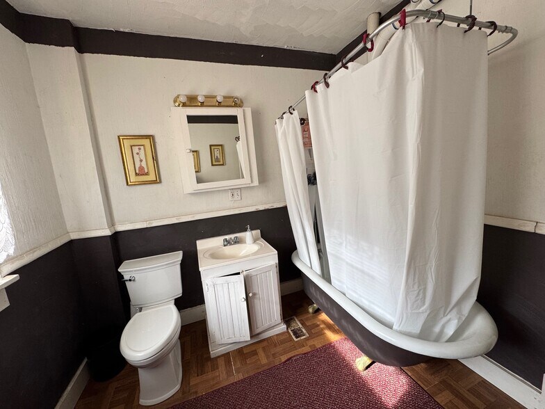 More Photos Of 1009 SW Huntoon St, Topeka Specialty For Sale