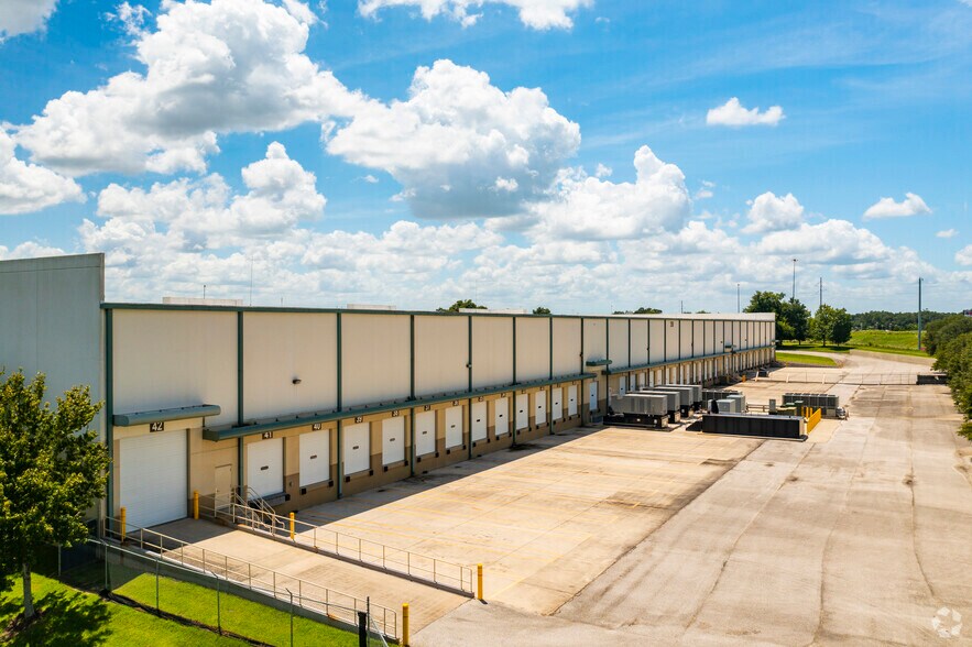 More Photos Of 2850 Interstate Dr, Lakeland Industrial For Lease