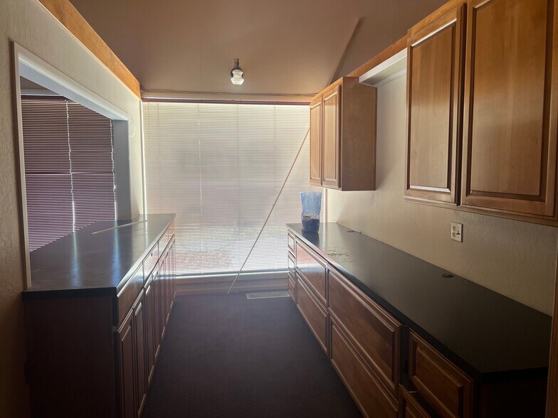 More Photos Of 1017 W 18th St, Merced Office For Sale