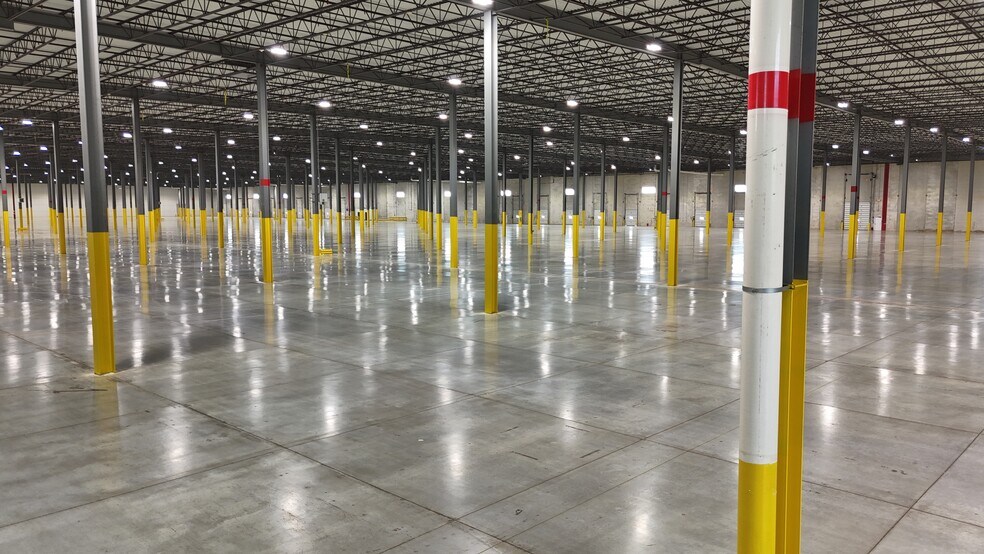 More Photos Of 1010 Taylor Rd, Romeoville Distribution For Lease