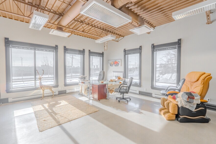 More Photos Of 2686 Ch de la Petite-Côte, Laval Light Distribution For Sale