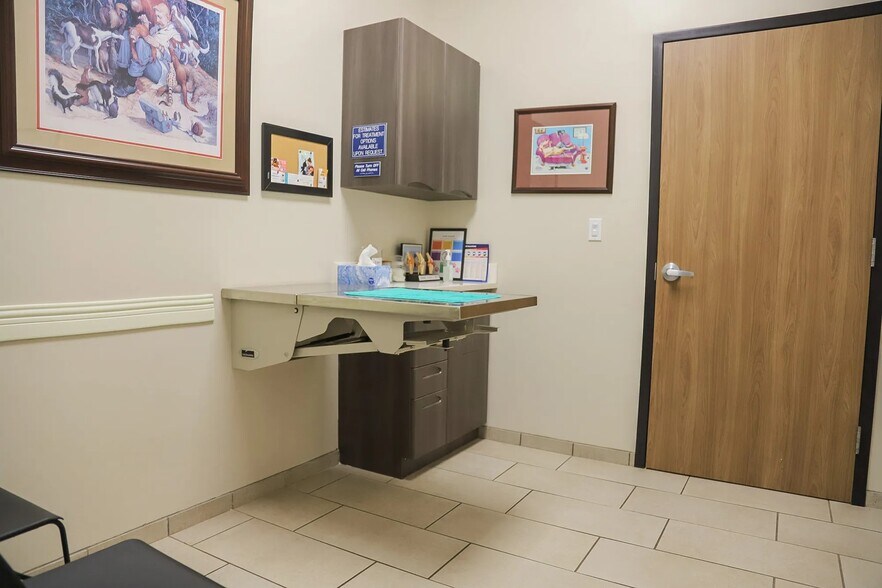 More Photos Of 2020 N Kelly Ave, Edmond Veterinarian Kennel For Sale