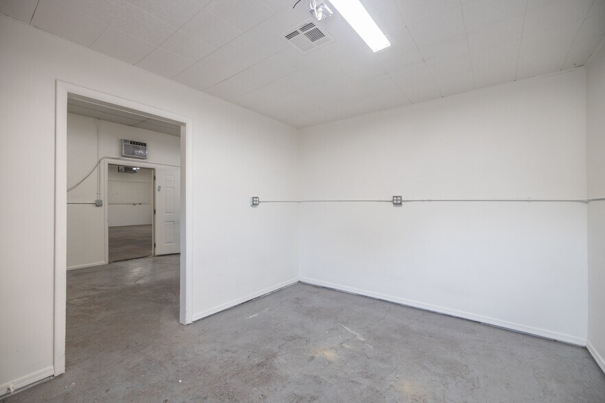 More Photos Of 2423 W Campbell Ave, Phoenix Warehouse For Lease