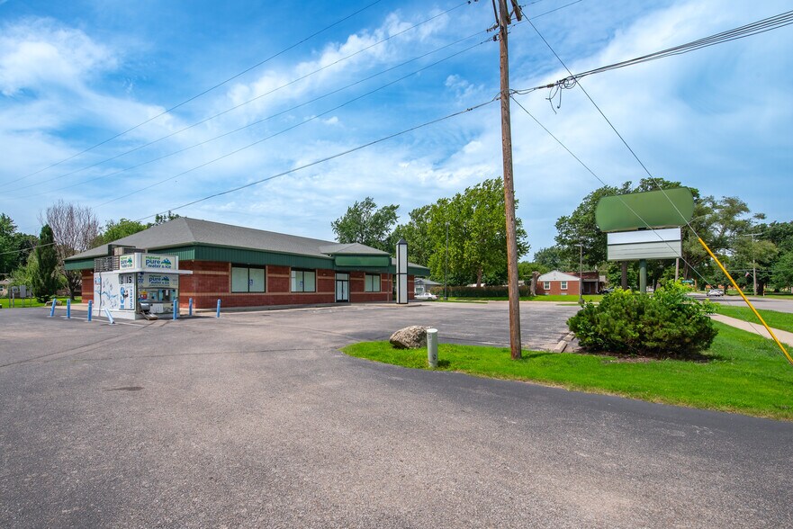 More Photos Of 521 W Grand Ave, Haysville General Retail For Lease