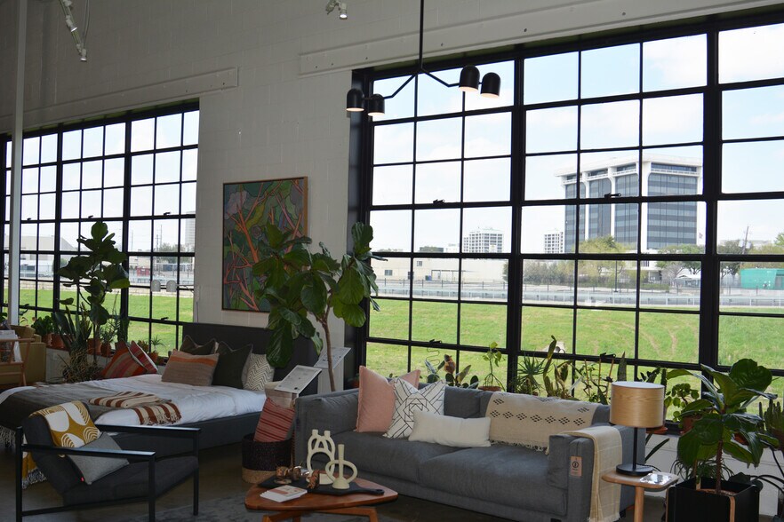 More Photos Of 2530-2532 Converse St, Dallas Light Manufacturing For Sale