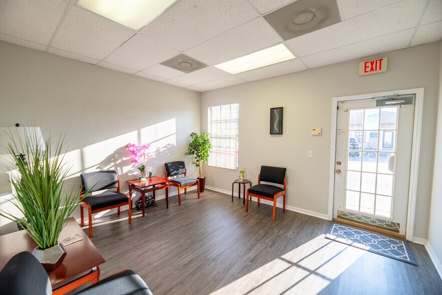 More Photos Of 8909 Regents Park Dr, Tampa Office Residential For Lease