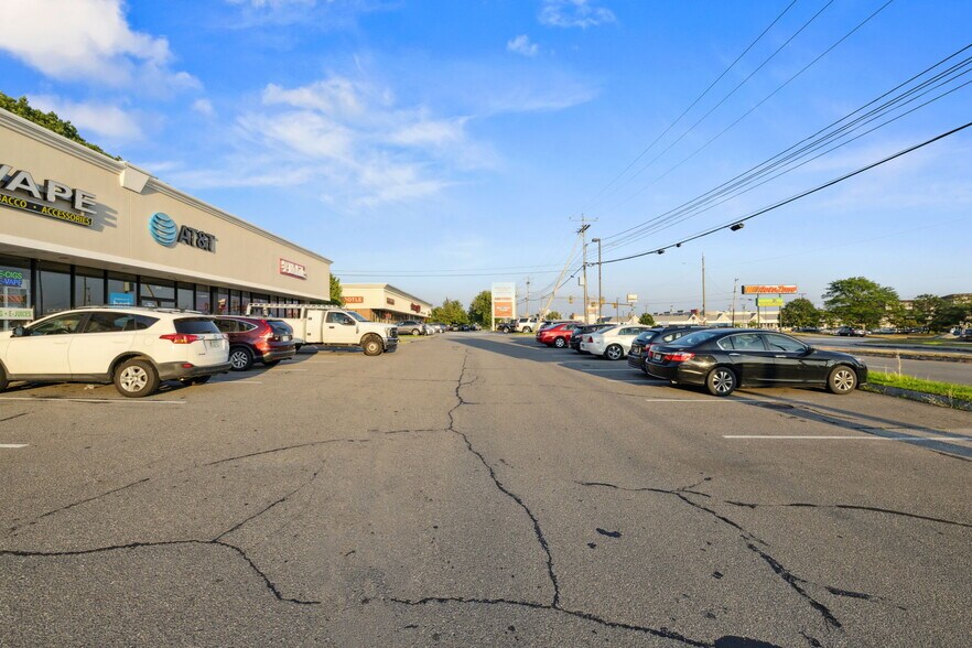 More Photos Of 902-908 S Willow St, Manchester Freestanding For Lease