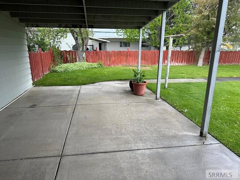 More Photos Of 370 N State St, Shelley Storefront Retail Residential For Lease