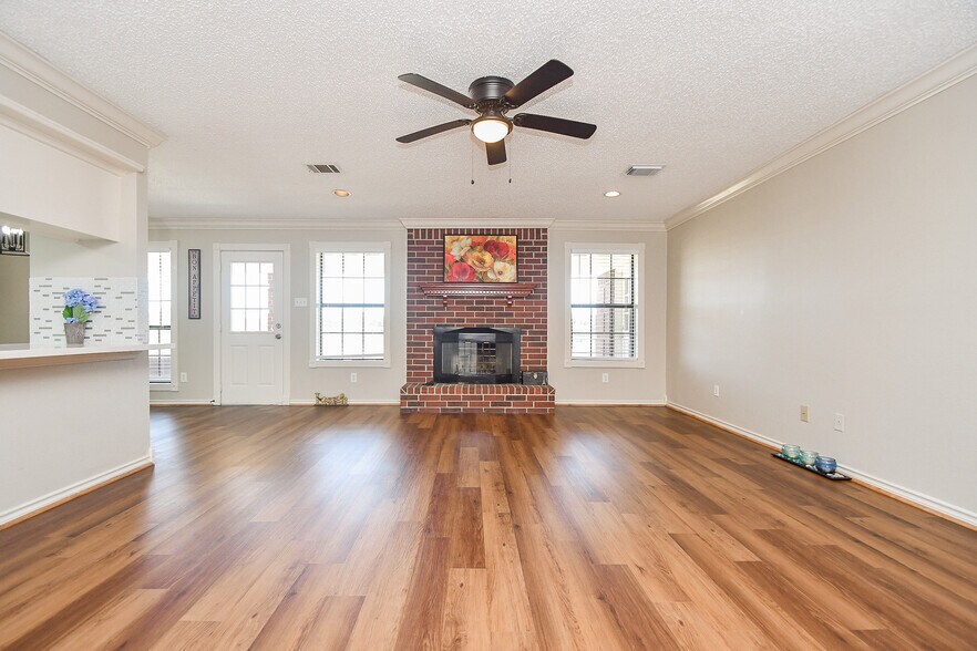 More Photos Of 1411 1/2 Guadalupe St, Stafford Office Residential For Sale