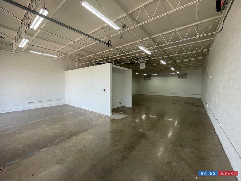 More Photos Of 4829 Gretna St, Dallas Industrial For Lease