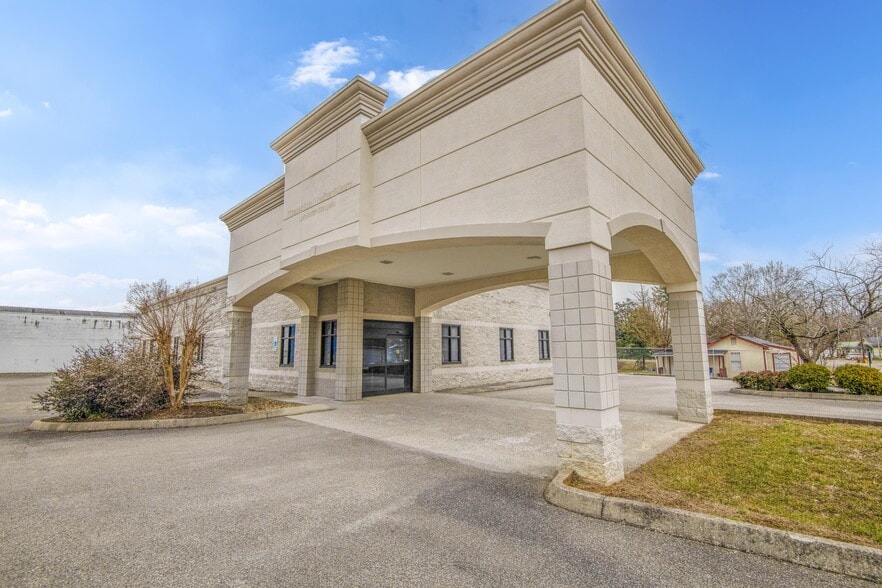 Primary Photo Of 305 River Dr, LaFollette Medical For Sale