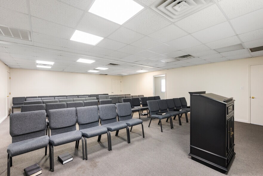 More Photos Of 614 E Streeter Ave, Muncie Office For Sale