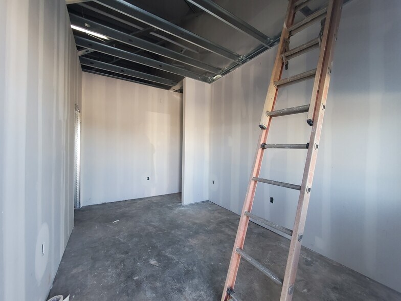 More Photos Of 1722 Cargill, Willis Flex For Sale