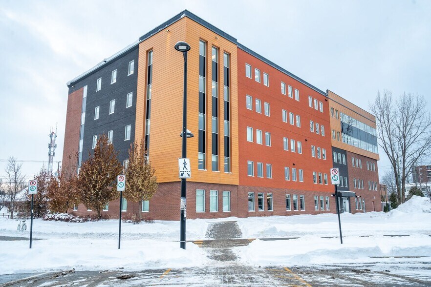 More Photos Of 275 Rue Latour, St-Jérôme Office For Sale