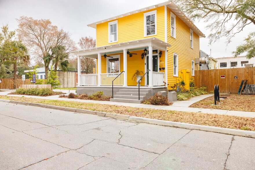 More Photos Of 9 W 43rd St, Savannah Office For Lease