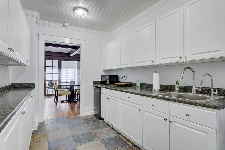 More Photos Of 2520 Rochester Rd, Royal Oak Office For Lease