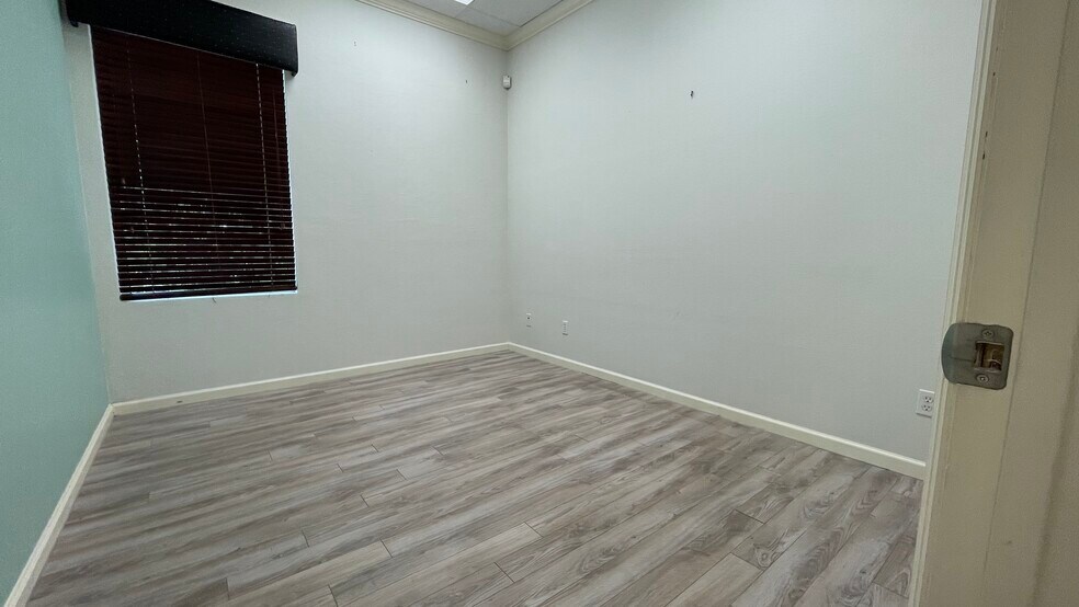 More Photos Of 3459 Pine Ridge Rd, Naples Office For Lease