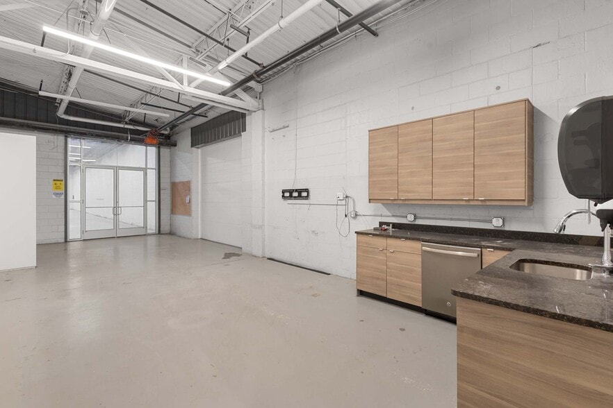 More Photos Of 7878 Gull Rd, Richland Warehouse For Lease