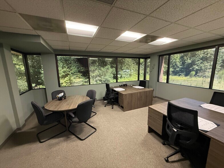 More Photos Of 5102 W Village Green Dr, Midlothian Office For Lease