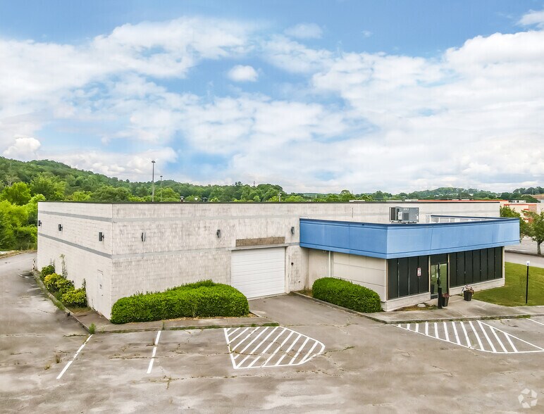 More Photos Of 2960 Knoxville Center Dr, Knoxville Freestanding For Lease