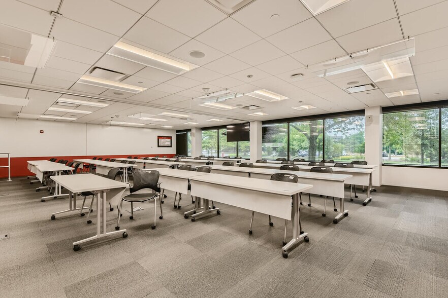 More Photos Of 25 Tri State International, Lincolnshire Office For Lease