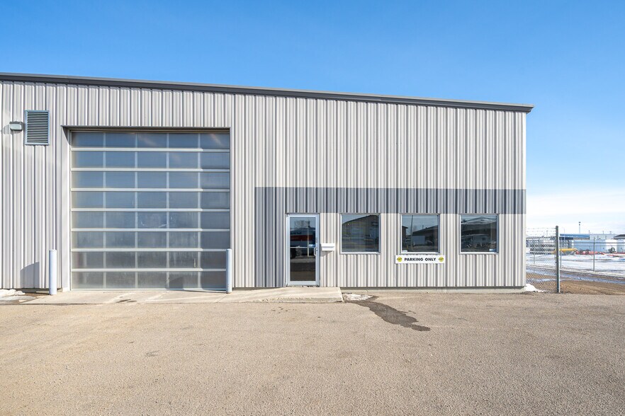 More Photos Of 4807 40 Av, Lloydminster Warehouse For Lease