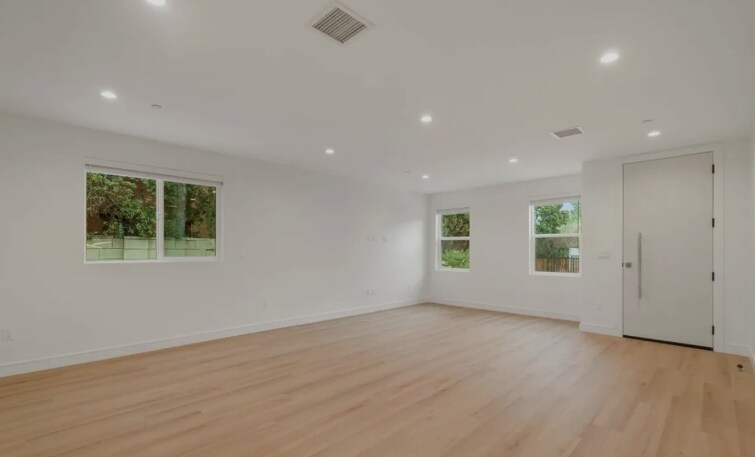 More Photos Of 11025 Blix St, North Hollywood Apartments For Sale