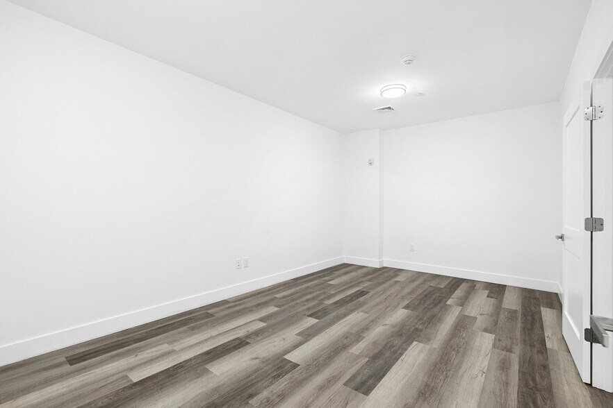 More Photos Of 533 Greenwich St, Hempstead Apartments For Sale