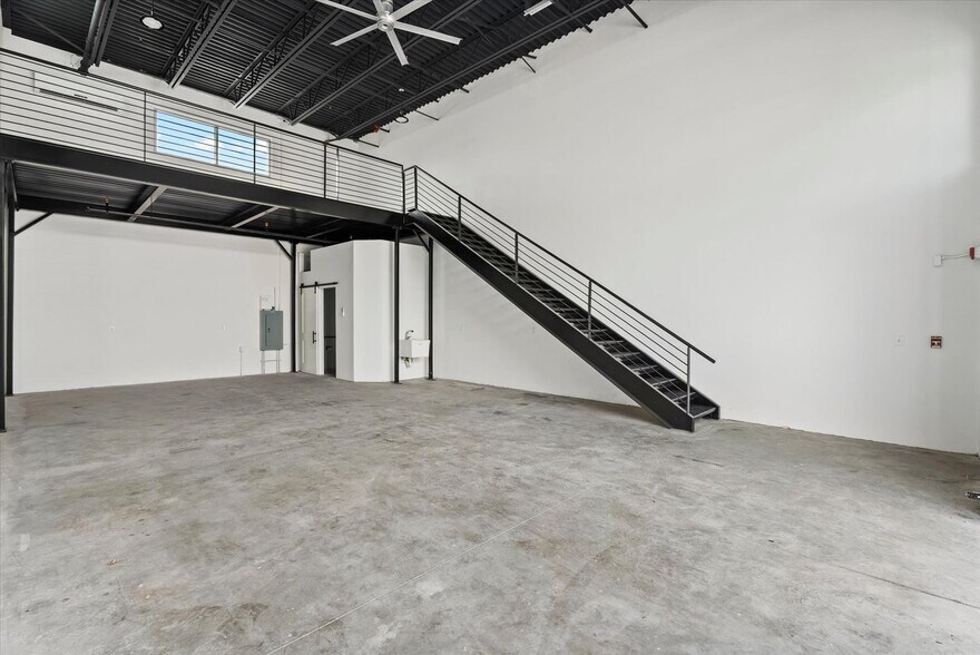 More Photos Of 6566 Palmer Park Cir, Sarasota Self Storage For Sale