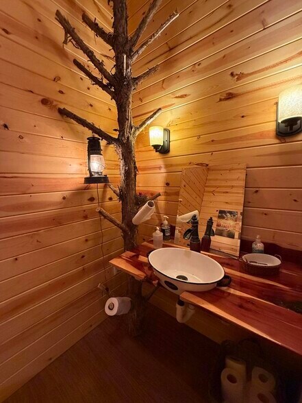 More Photos Of 401 N Busch Ave, Mountain Grove Office For Sale