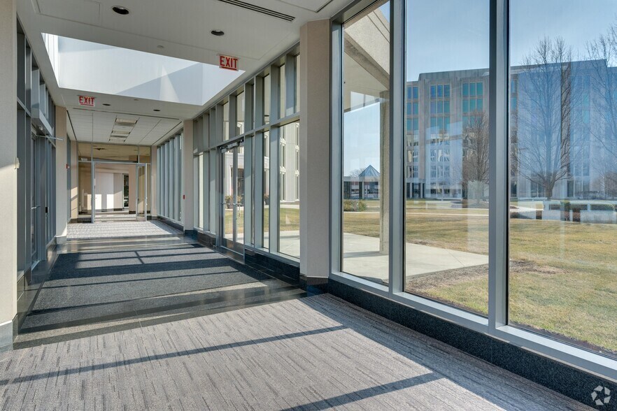 More Photos Of 2021 Spring Rd, Oak Brook Office For Lease