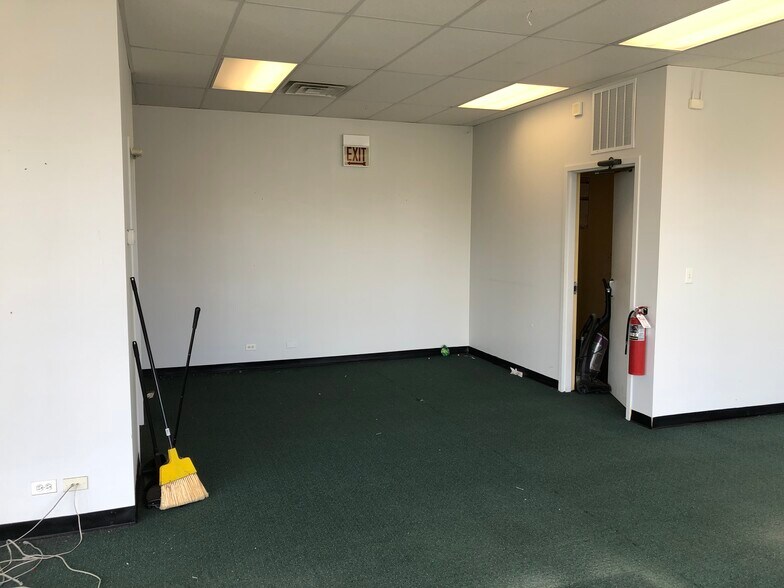 More Photos Of 268 S State St, Elgin General Retail For Lease