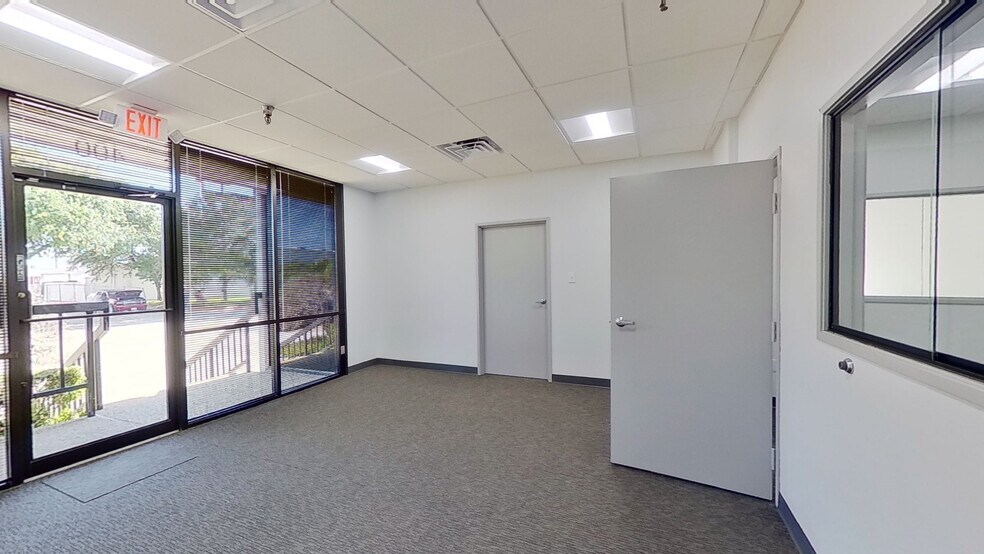 More Photos Of 2154 W Northwest Hwy, Dallas Unknown For Lease