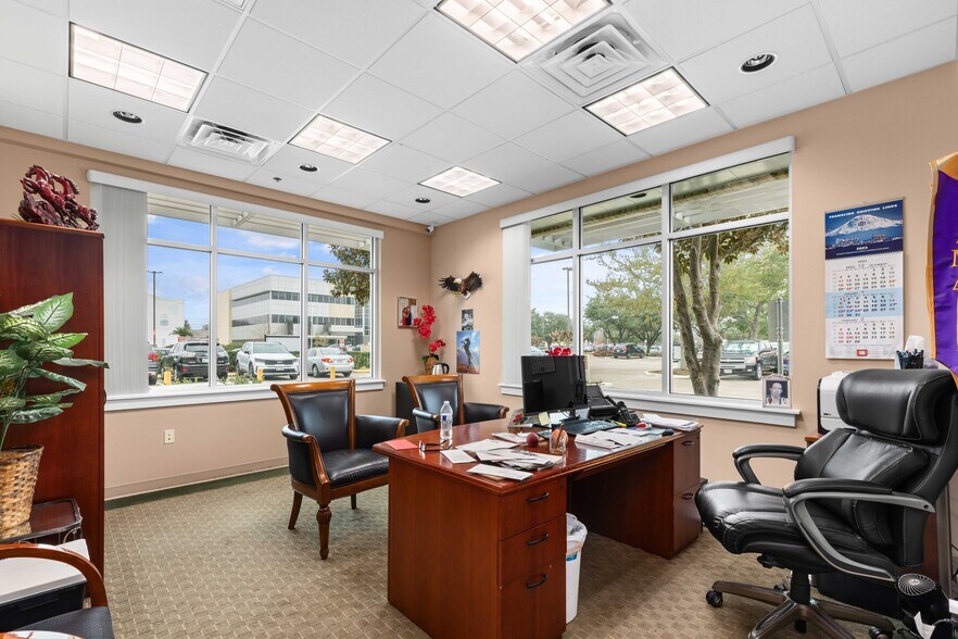 More Photos Of 202 N Texas Ave, Webster Medical For Lease