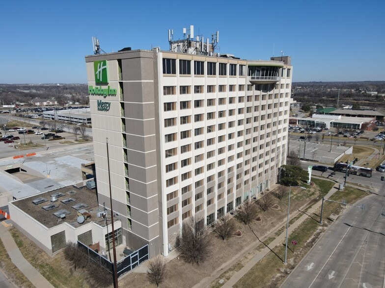 More Photos Of 1050 6th Ave, Des Moines Hotel For Sale