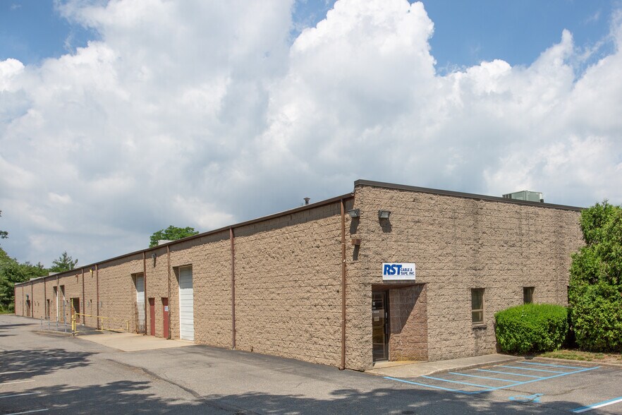 Primary Photo Of 2130 Pond Rd, Ronkonkoma Warehouse For Lease
