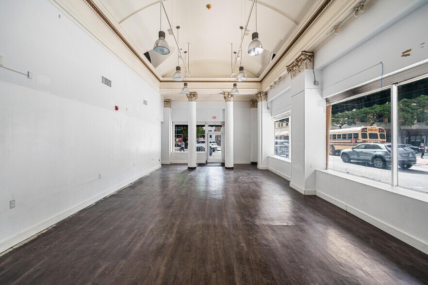 More Photos Of 25 SE 2nd Ave, Miami Office For Lease