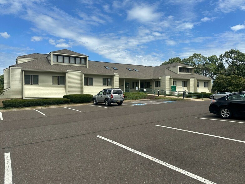 More Photos Of 333 N Oxford Valley Rd, Fairless Hills Medical For Lease