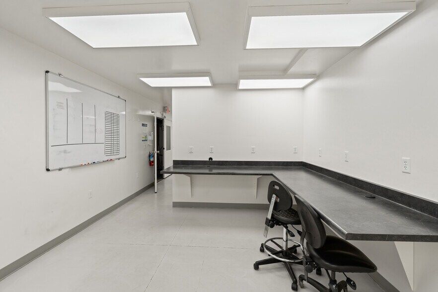 More Photos Of 1388 Antelope Rd, White City Office For Sale