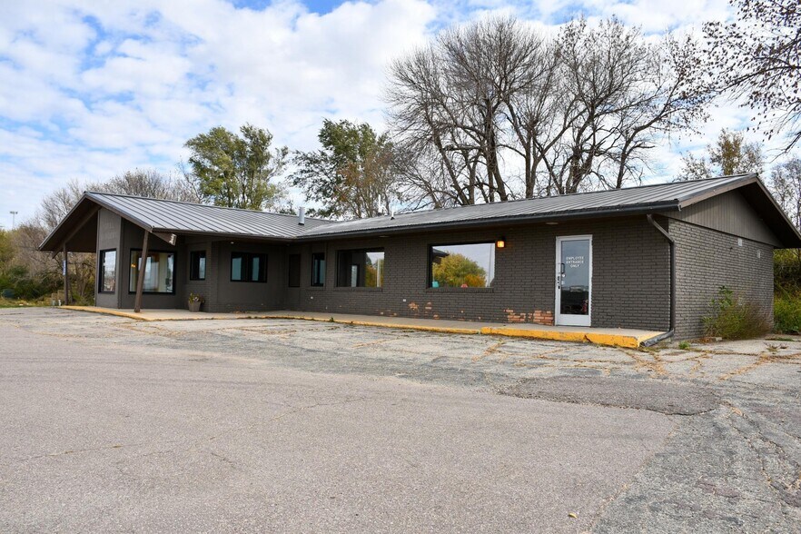 Primary Photo Of 507 S Shore Dr, Worthington Medical For Sale