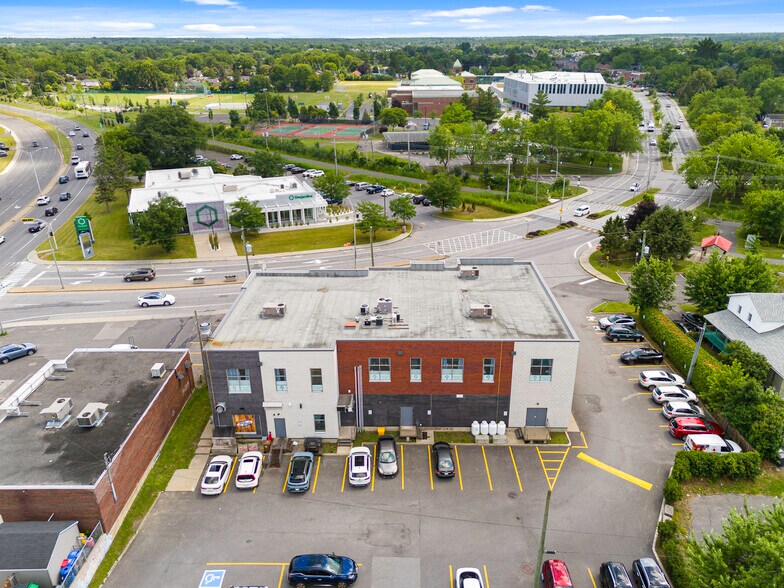 More Photos Of 450 Boul Brassard, Chambly Storefront Retail Office For Lease