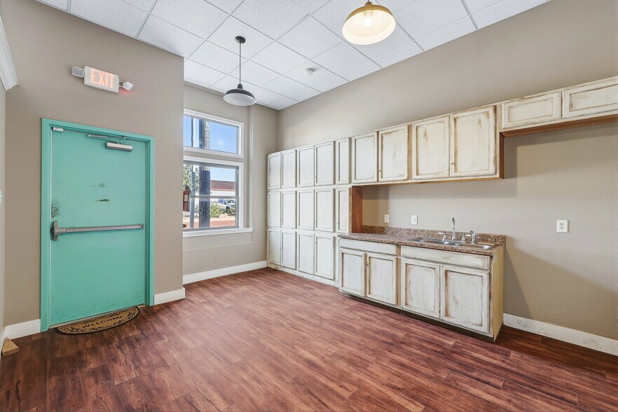 More Photos Of 318 N Chadbourne St, San Angelo Storefront For Sale