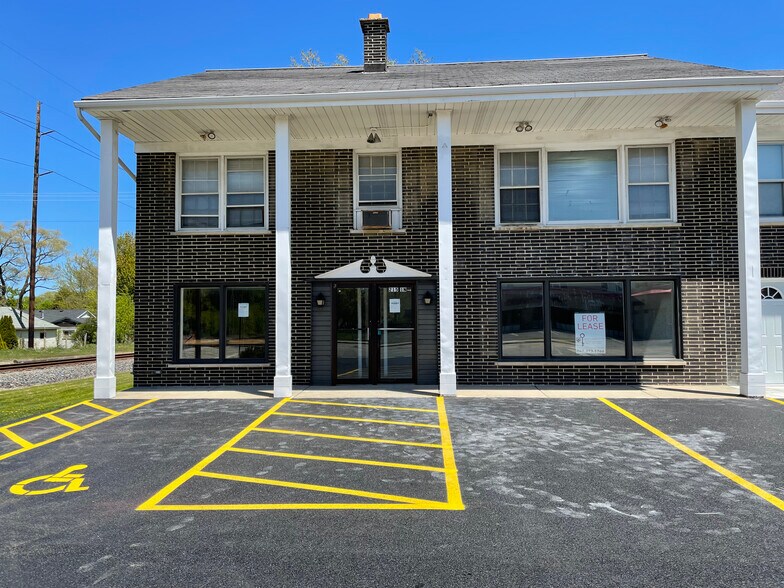 More Photos Of 215 N Waukegan Rd, Lake Bluff Convenience Store For Lease