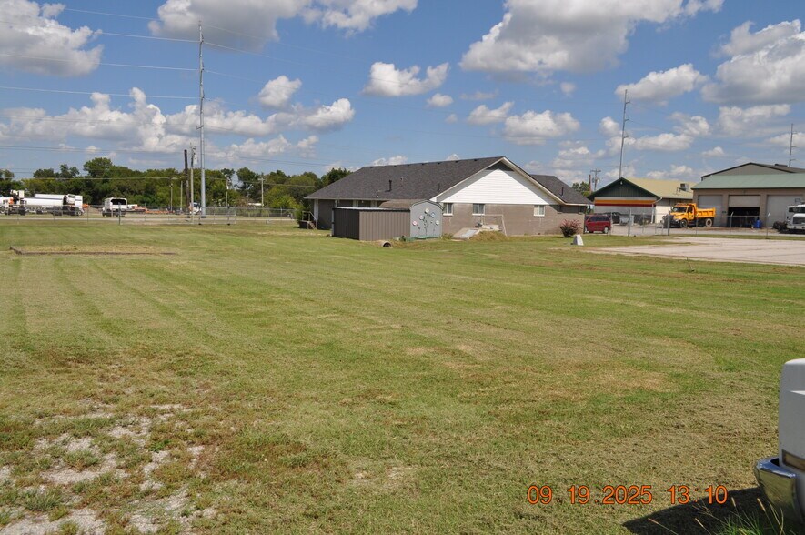 More Photos Of 15890 E Pine St, Tulsa Office For Sale