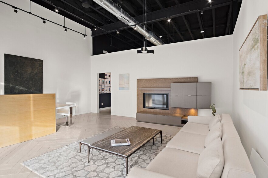 More Photos Of 47 Newbury St, Peabody Freestanding For Lease