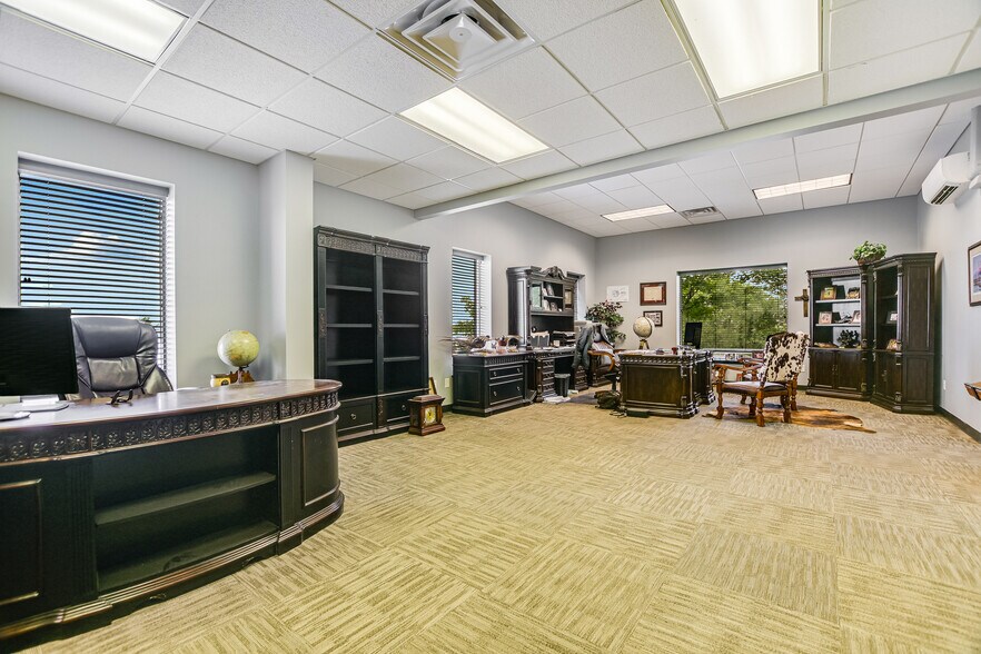 More Photos Of 271 Commercial Dr, Buda Warehouse For Sale
