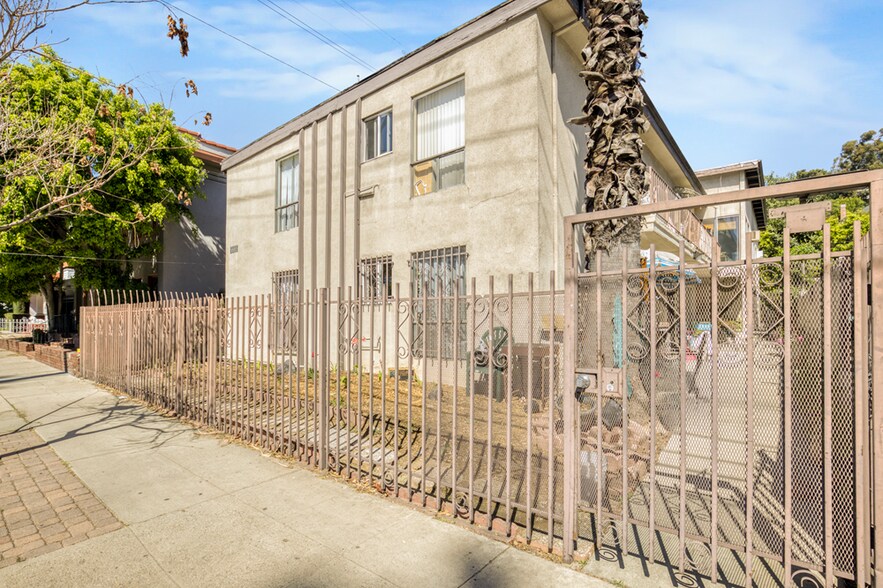 More Photos Of 5665 Franklin Ave, Los Angeles Apartments For Sale