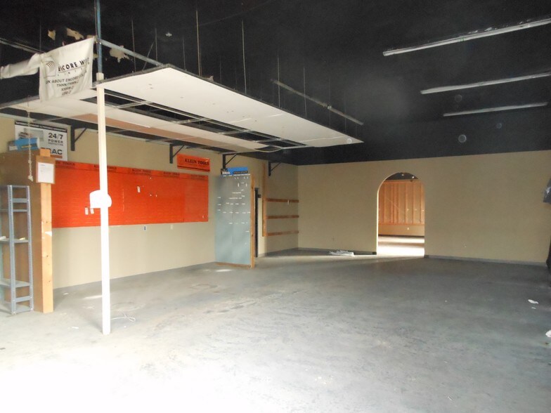 More Photos Of 317 S Cate St, Hammond Showroom For Sale