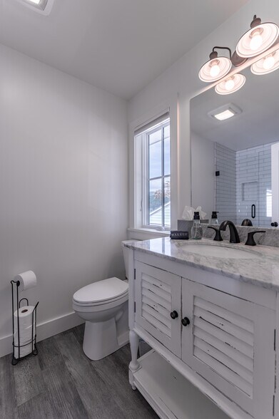 More Photos Of 118 Oak Crescent Cir, Clayton Hotel For Sale