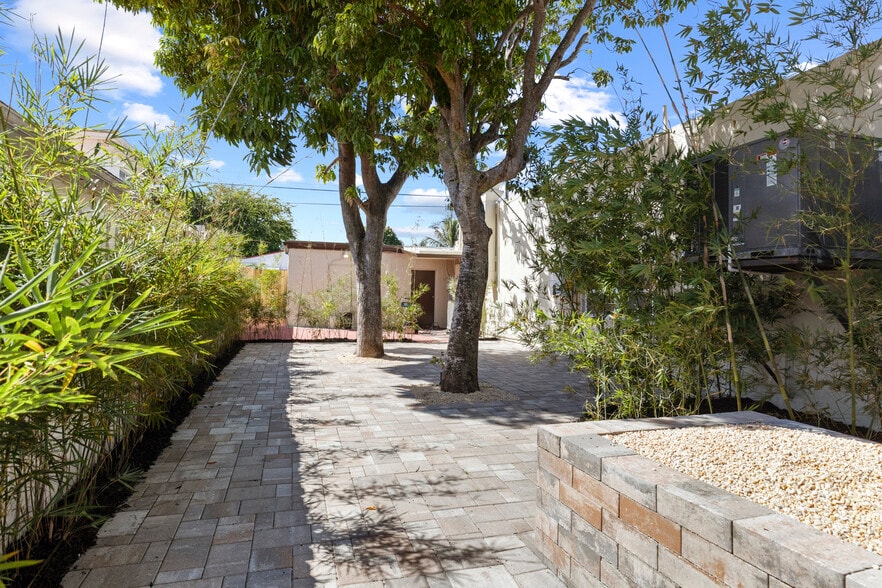 More Photos Of 7201 S Dixie Hwy, West Palm Beach Restaurant For Lease